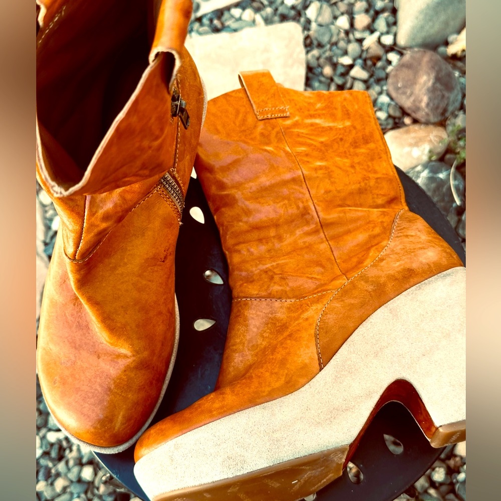 BOUTIQUE COGNAC LEATHER BOOTS/WEDGES